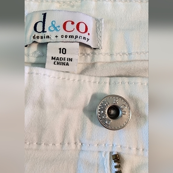 Denim & Co. Regular Tulip Snap Hem Capri Jeans Button Detail Women's 10 White - Picture 12 of 14